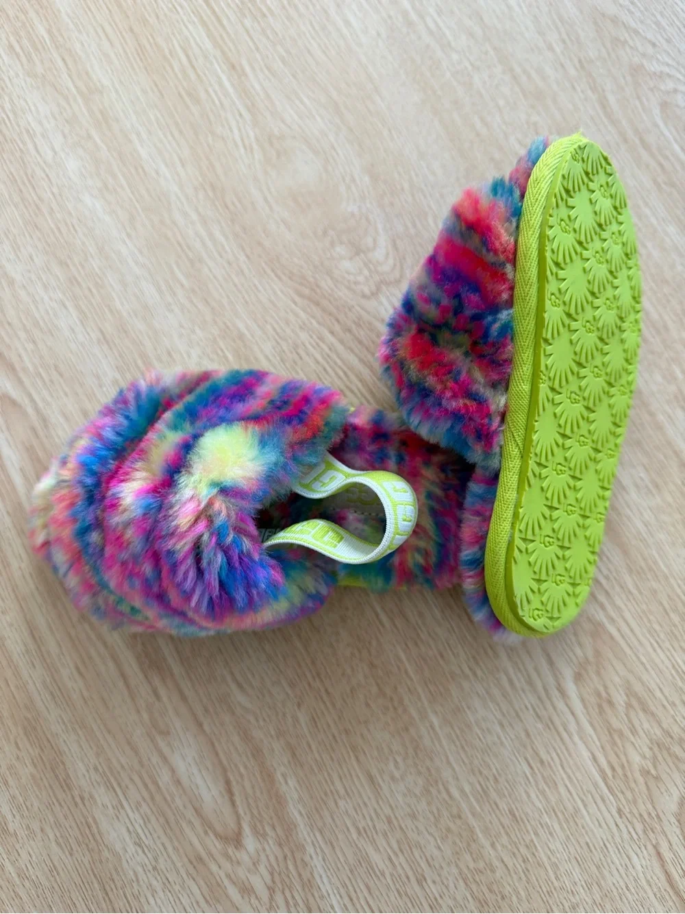 UGG K Fluff Yeah Pixalate kids slippers